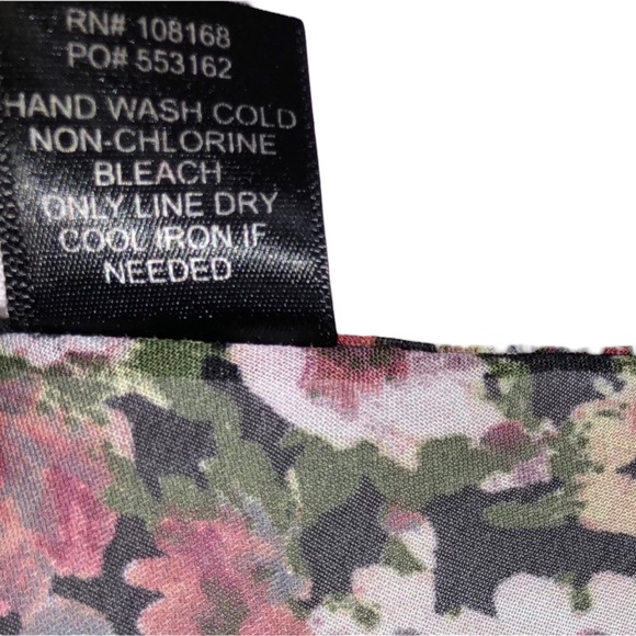 Full Tilt Floral Sheer Hii-Low Blouse Cutout Back
Size M - Picture 6 of 6